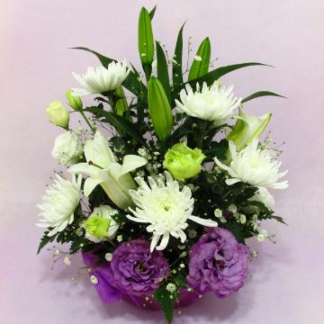＜フジテレビフラワーネット＞ 白いユリ 菊とトルコキキョウのお供えアレンジメント画像