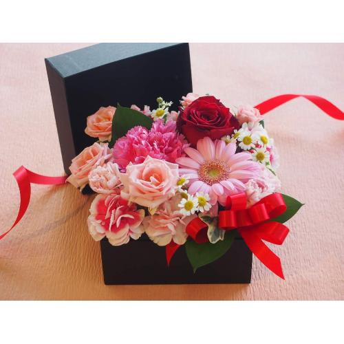 バラとカーネーションのフラワーボックス】」| 花屋「Flower Shop ラパン」のオリジナル商品 | フラワーギフトはプロのお花屋さんにお