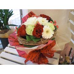 ★蔓ツルリースのブーケ★赤ﾊﾞﾗ+白系で花おまかせ花束