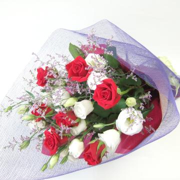  赤バラとトルコキキョウの大人らしい花束