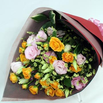  オレンジのスプレーバラとトルコキキョウの花束