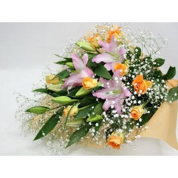 ＜フジテレビフラワーネット＞ 白いユリと菊、ピンクのトルコキキョウのお供え花束