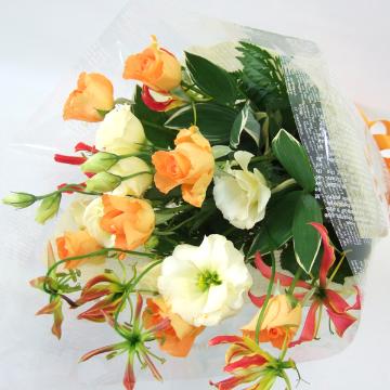オレンジバラの元気な花束