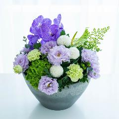 【お供え・お悔み】トルコギキョウとピンポンマムの優しい紫系アレンジメント「想い花」