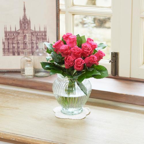 そのまま飾れるスタンディングブーケ 12本のダークピンクのバラ 花屋 フジテレビフラワーネット のオリジナル商品 フラワーギフトはプロのお花屋さんにおまかせ フジテレビフラワーネット