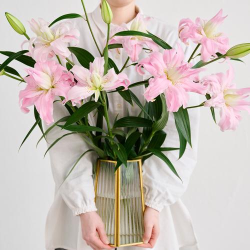遅れてごめんね！母の日ギフト】八重咲リリーの花束」| 花屋「フジ