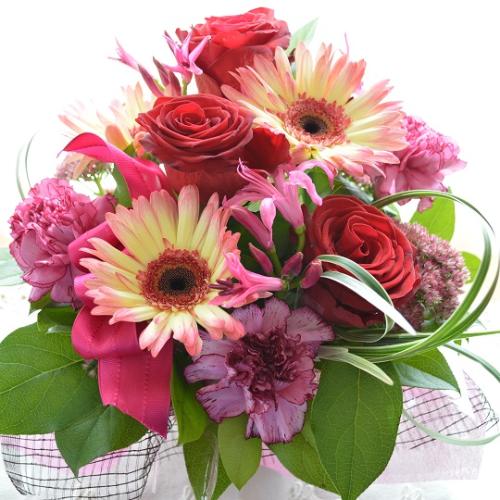 プチ贅沢なアレンジメント Angelvoice バラとガーベラのフラワーアレンジメント 赤系 誕生日 結婚記念日 お祝い 花屋 株 川田生花店 のオリジナル商品 フラワーギフトはプロのお花屋さんにおまかせ フジテレビフラワーネット