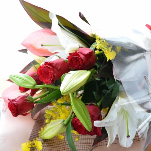 大人のブーケ Redclown バラとユリの花束 赤系 誕生日 結婚記念日 送別 お祝い 発表会 ライブ コンサート 花屋 株 川田生花店 のオリジナル商品 フラワーギフトはプロのお花屋さんにおまかせ フジテレビフラワーネット