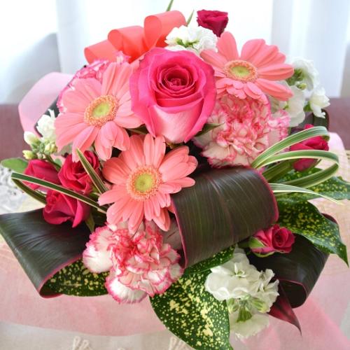 キュートなアレンジメント Silentlove バラとガーベラのフラワーアレンジメント ピンク系 誕生日 結婚記念日 お祝い 発表会 コンサート ライブ 花屋 株 川田生花店 のオリジナル商品 フラワーギフトはプロのお花屋さんにおまかせ フジテレビフラワーネット