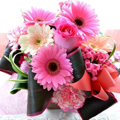 キュートなアレンジメント Pinkessence ガーベラとバラのフラワーアレンジメント ピンク系 誕生日 結婚記念日 お祝い 発表会 コンサート ライブ 花屋 株 川田生花店 のオリジナル商品 フラワーギフトはプロのお花屋さんにおまかせ フジテレビフラワー