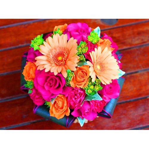 ビビッドアレンジs ピンク オレンジ 花屋 ｈａｎａｔｏｓｈｉ のオリジナル商品 フラワーギフトはプロのお花屋さんにおまかせ フジテレビフラワーネット