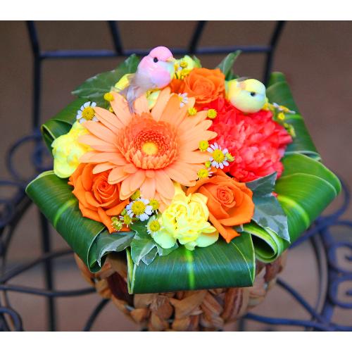黄色と桃色の小鳥が住むオレンジガーデンｓ 花屋 ｈａｎａｔｏｓｈｉ のオリジナル商品 フラワーギフトはプロのお花屋 さんにおまかせ フジテレビフラワーネット