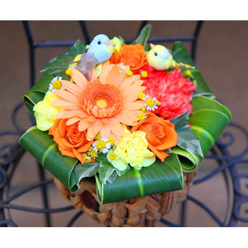 黄色と青い小鳥が住むオレンジガーデンｓ 花屋 ｈａｎａｔｏｓｈｉ のオリジナル商品 フラワーギフトはプロのお花屋 さんにおまかせ フジテレビフラワーネット