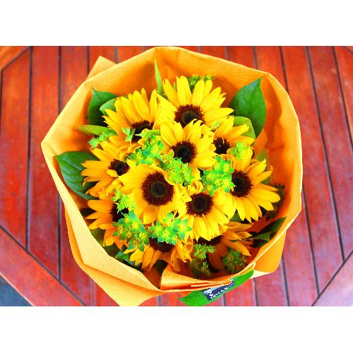 暗いお盆飾りに明るい色を ひまわりブーケ ラウンド 花屋 ｈａｎａｔｏｓｈｉ のオリジナル商品 フラワーギフトはプロのお花屋さんにおまかせ フジテレビフラワーネット