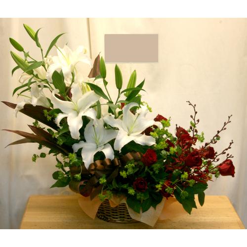 大きなユリが豪華で場を華やかにするアレンジ！」| 花屋「笑 華」の