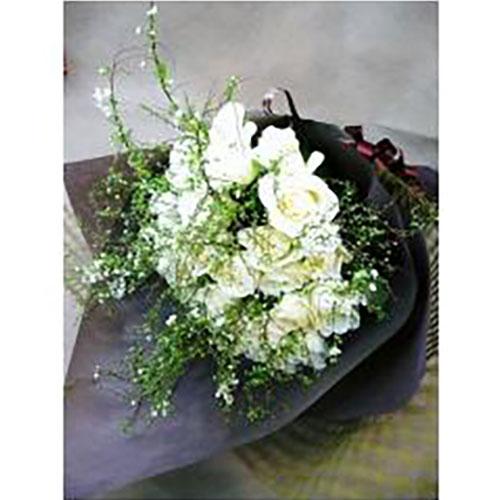 おしゃれさ重視 白バラのリッチな花束 花屋 ａｓｔｉｎａ のオリジナル商品 フラワーギフトはプロのお花屋さんにおまかせ フジテレビフラワーネット