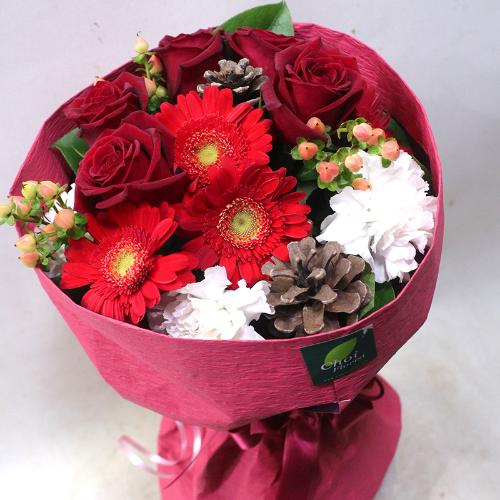 可愛い赤系花束 ｂ1368 花屋 ｃｈｏｉ ｆｌｏｒｉｓｔ のオリジナル商品 フラワーギフトはプロのお花屋さんにおまかせ フジテレビフラワーネット