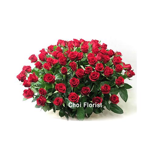 100本の赤バラアレンジ A817 花屋 choi florist のオリジナル商品 フラワーギフトはプロのお花屋さんにおまかせ フジテレビフラワーネット 100本の赤バラアレンジ A817 花屋 choi florist のオリジナル商品 フラワーギフトはプロのお花屋さんにおまかせ フジテレビフラワーネット