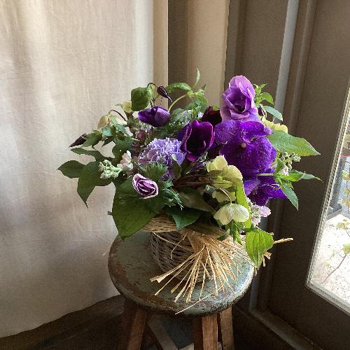 紫を基調とした 季節のアレンジメント」| 花屋「yakko flower plants