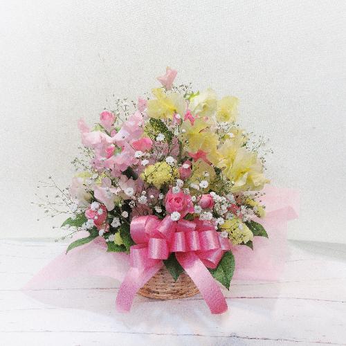 ナチュラルな雰囲気の スイートピー をあしらったアレンジメント 春の香り 花屋 花ぽかぽか のオリジナル商品 フラワーギフトはプロのお花屋さんにおまかせ フジテレビフラワーネット