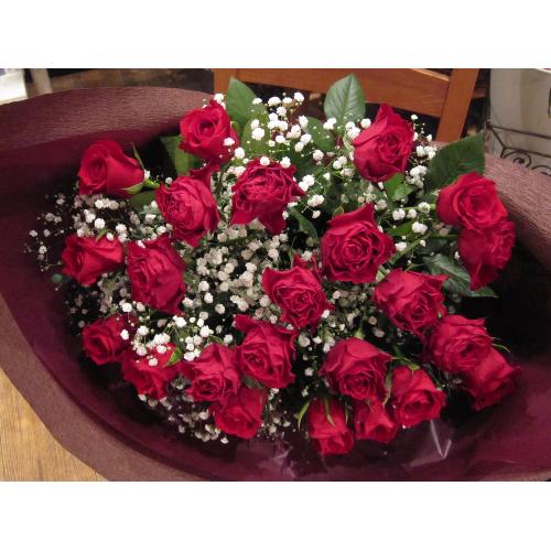 赤い薔薇とかすみ草の花束 花屋 Couleur De Fleur ｸﾙｰﾙﾄﾞﾌﾙｰﾙ のオリジナル商品 フラワーギフトはプロのお花屋さんにおまかせ フジテレビフラワーネット