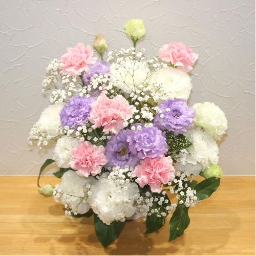 紫やピンクの淡いお花で優しい雰囲気のお供えアレンジ 花屋 フラワーショップ 花のん のオリジナル商品 フラワーギフトはプロのお花屋さんにおまかせ フジテレビフラワーネット