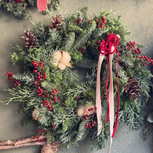 フレッシュコニファーのクリスマスリースS レッド」| 花屋「花工房