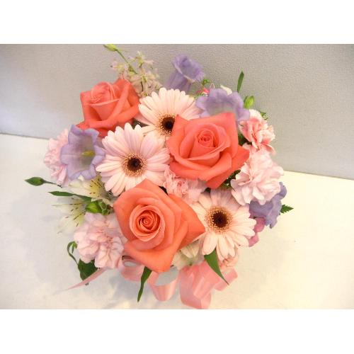 ピンクがかわいい！ガーベラのアレンジメント」| 花屋「フィオリスタ