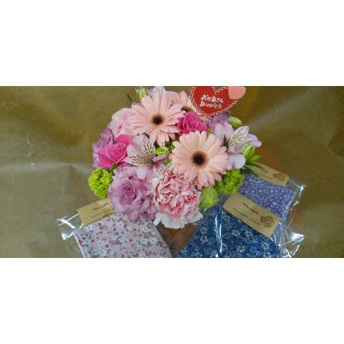 明るいピンク系のアレンジおまかせ 母の日に ポケット付きタオルハンカチを添えて 花屋 ハナワークス みなみ のオリジナル商品 フラワーギフトはプロのお花屋さんにおまかせ フジテレビフラワーネット 明るいピンク系のアレンジおまかせ 母の日に ポケット付きタオルハンカチを添えて 花屋 ハナワークス みなみ のオリジナル商品 フラワーギフトはプロのお花屋さんにおまかせ フジテレビフラワーネット