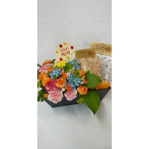 母の日に 可愛らしいお花にタオルハンカチセット 花屋 ハナワークス みなみ のオリジナル商品 フラワーギフトはプロのお花屋さんにおまかせ フジテレビフラワーネット