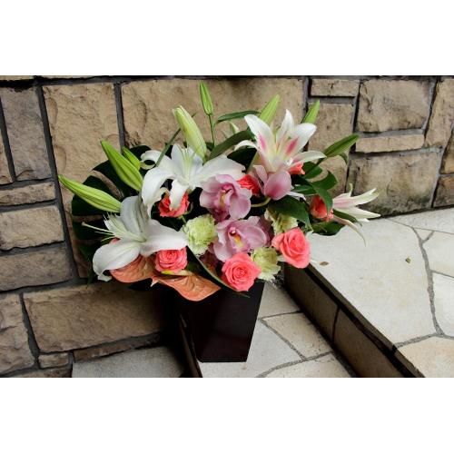 wユリ pバラ 木カゴ中 アレンジメント 3239 花屋 株 梶原 のオリジナル商品 フラワーギフトはプロのお花屋 さんにおまかせ フジテレビフラワーネット wユリ pバラ 木カゴ中 アレンジメント 3239 花屋 株 梶原 のオリジナル商品 フラワーギフトはプロのお花屋 さんにおまかせ フジテレビフラワーネット