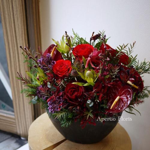 赤の舟形アレンジメント」| 花屋「Apertio Floris（ｱﾍﾟﾙﾃｨｵｰ