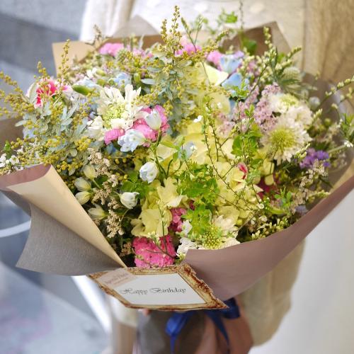 あじさいとスターチスのカラフル花束 花屋 Apertio Floris ｱﾍﾟﾙﾃｨｵｰﾌﾛｰﾘｽ のオリジナル商品 フラワーギフトはプロのお花屋さんにおまかせ フジテレビフラワーネット