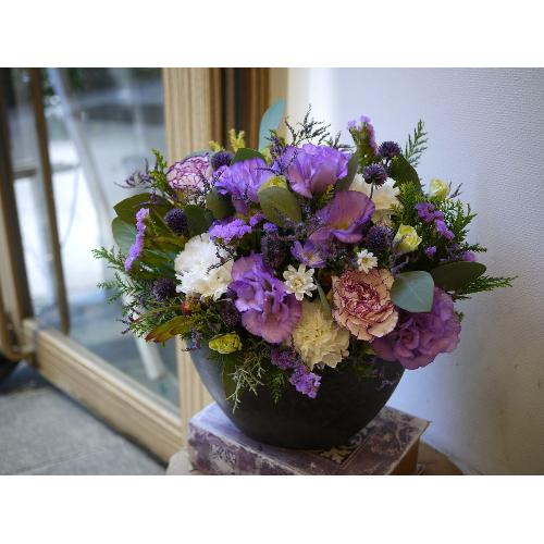 紫のシックな舟形アレンジ」| 花屋「Apertio Floris（ｱﾍﾟﾙﾃｨｵｰﾌﾛｰﾘｽ