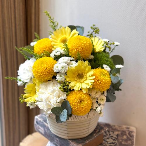 お供えイエロー系アレンジ」| 花屋「Apertio Floris（ｱﾍﾟﾙﾃｨｵｰﾌﾛｰﾘｽ