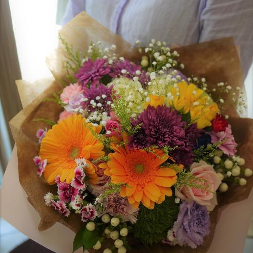 季節のおまかせカラフル花束M」| 花屋「Apertio Floris（ｱﾍﾟﾙﾃｨｵｰﾌﾛｰﾘｽ
