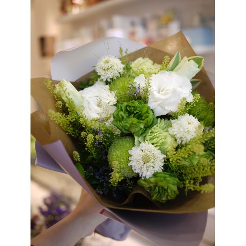 おまかせ花束sグリーン系 花屋 Apertio Floris ｱﾍﾟﾙﾃｨｵｰﾌﾛｰﾘｽ のオリジナル商品 フラワーギフトはプロのお花屋さんにおまかせ フジテレビフラワーネット