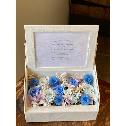 フォトフレーム付プリザボックス ブルー 花屋 lilac avenue 91 のオリジナル商品 フラワーギフトはプロのお花屋さんにおまかせ フジテレビフラワーネット フォトフレーム付プリザボックス ブルー 花屋 lilac avenue 91 のオリジナル商品 フラワーギフトはプロのお花屋さんにおまかせ フジテレビフラワーネット