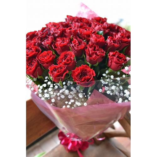 花束 ゴージャス 赤バラとカスミ草の花束 花屋 ｋａｚｕ のオリジナル商品 フラワーギフトはプロのお花屋さんにおまかせ フジテレビフラワーネット