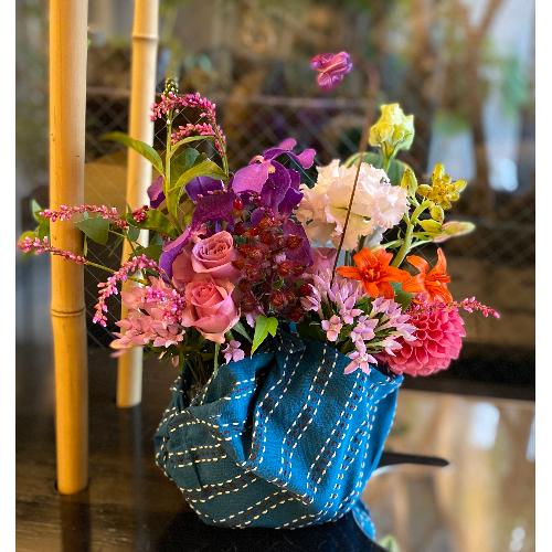 京風呂敷のおくるみアレンジメント 花屋 ｊ ｆ ｐ ｎｏｉｒ ｃａｆｅ のオリジナル商品 フラワーギフトはプロのお花屋さんにおまかせ フジテレビフラワーネット