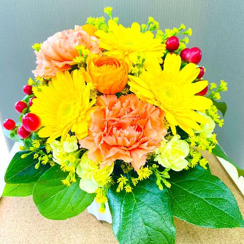 黄色オレンジ系、明るい色合いのアレンジメント。」| 花屋「ポピー」の