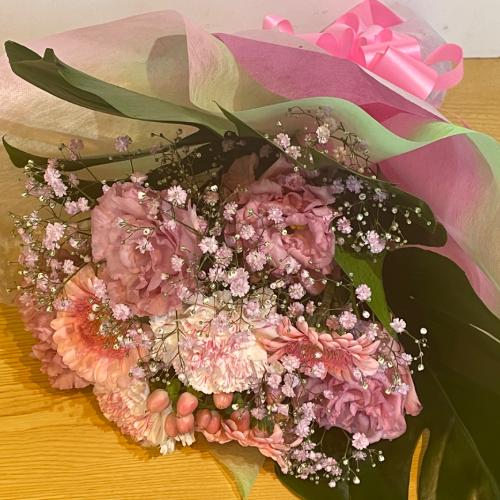 淡いピンクの可愛い花束！」| 花屋「牧野植物園さくらんぼ」の