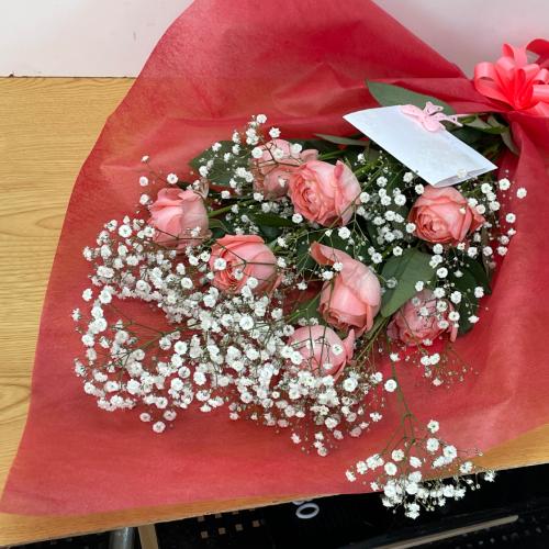 サーモンピンクのバラとかすみ草の花束」| 花屋「牧野植物園さくらんぼ 