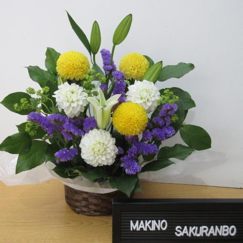 可愛い菊と百合が入ったお供えアレンジメント」| 花屋「牧野植物園