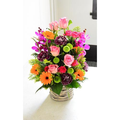 ビビッドなミックスカラーのアレンジメント 花屋 有 花萌 のオリジナル商品 フラワーギフトはプロのお花屋さんにおまかせ フジテレビフラワーネット