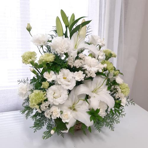 お供え花】故人を偲ぶユリと白グリーンのお花達」| 花屋「（有
