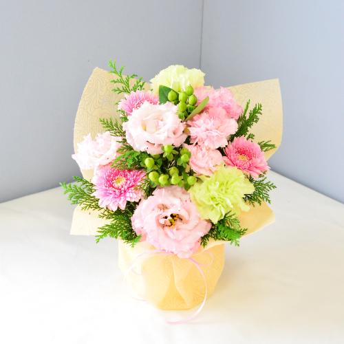 優しいピンク系の花包み 花屋 有 花萌 のオリジナル商品 フラワーギフトはプロのお花屋さんにおまかせ フジテレビフラワーネット