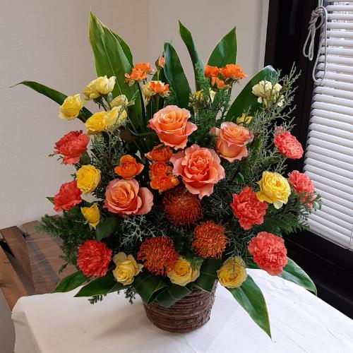 黄色オレンジビビッドのお祝いアレンジ」| 花屋「（有）花萌」の 