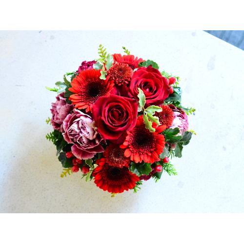 華やかなレッドグラデーションアレンジ」| 花屋「（有）花萌」の