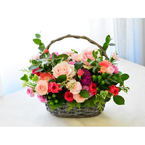 溢れるようなバスケットアレンジ【ピンク】」| 花屋「（有）花萌」の